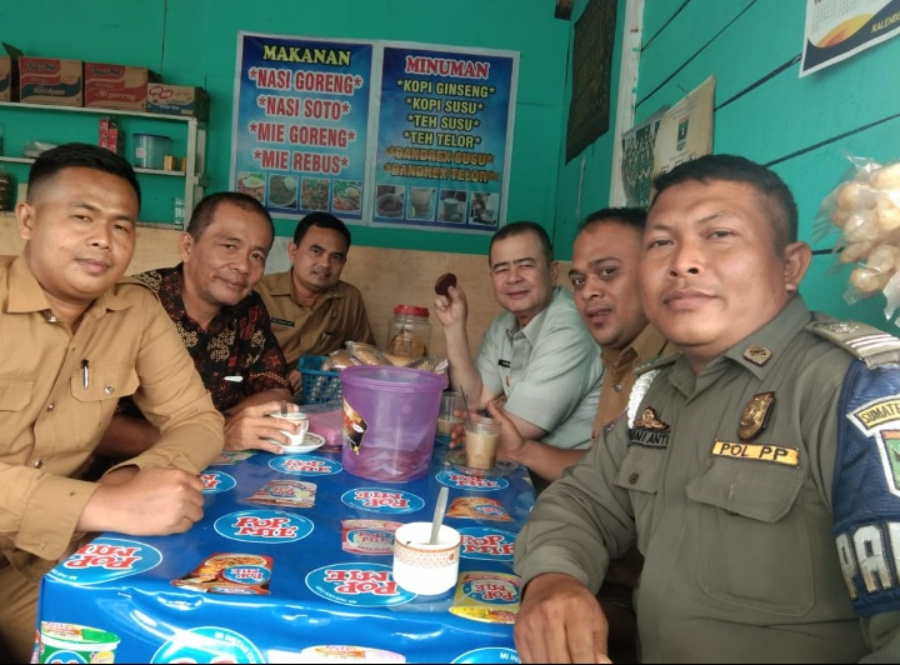 Nasrul Abit Melepas Lelah Seruput Kopi di Warung Pinggir Jalan