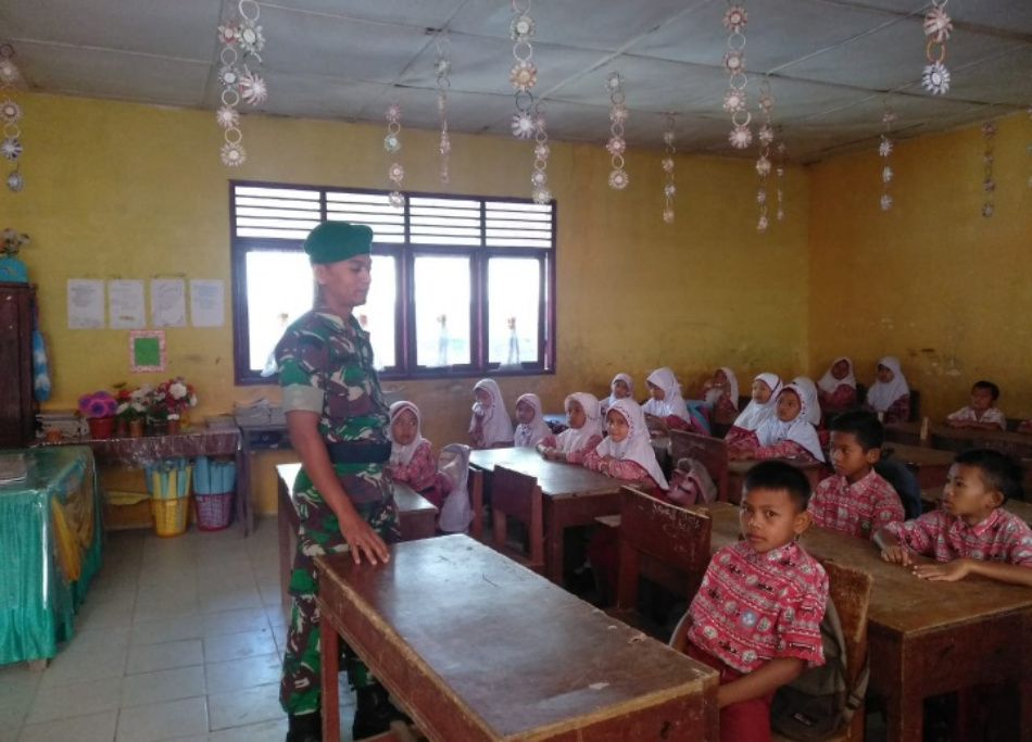 Usai Ujian Sekolah, Babinsa Koramil 15/Muara Sipongi Tetap Berikan Semangat dan Motivasi