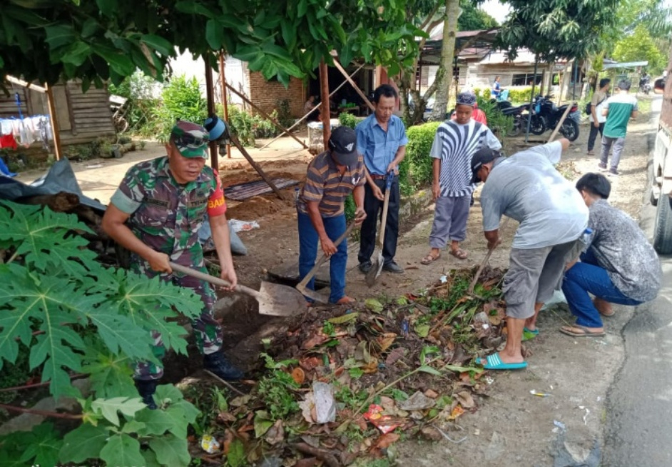 Kegiatan Jumat Bersih, Babinsa Koramil 01/Batangtoru Giatkan Gotong Royong Bersihkan Lingkungan