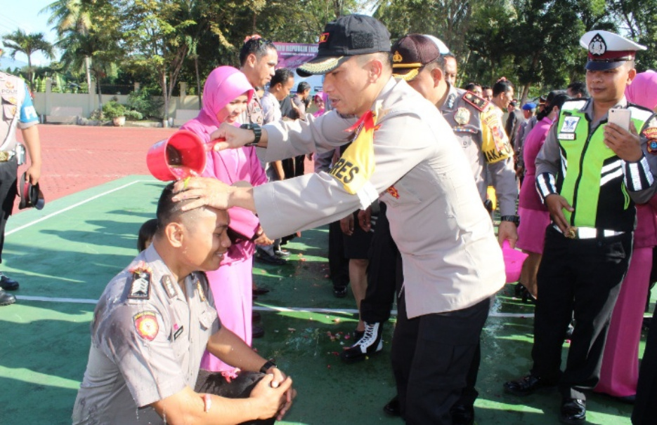 Kapolres Madina AKBP Irsan Sinuhaji, SIK, MH  Berikan Kenaikan Pangkat Kepada 20 Personil