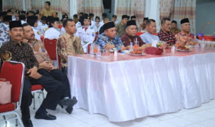 Usai Pengibaran Bendera, PLT Bupati Labuhanbatu Undang Paskib Di Rumah Dinas