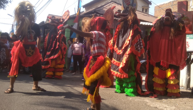 Meriah, Peringati HUT RI ke-74 Warga Pondok Ranggon Gelar Karnaval Ala Reog