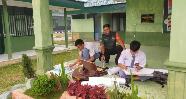 Babinsa Koramil 05/PB Dampingi Siswa SMA N 1 Padang Bolak Ikuti Lomba Lukis HUT Ke-74 TNI