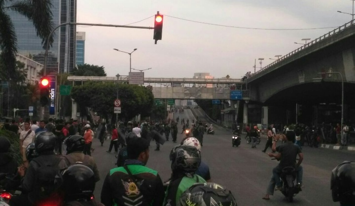 Massa Aksi Lempari Batu Di depan Gerbang Tol Kuningan