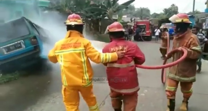 Diduga Konsleting, Angkot di Leuwiliang Terbakar