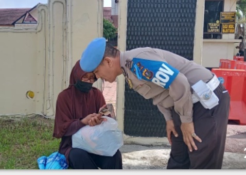 Duh Nenek Ini diturunkan di jalan, Personel Polres Madina Bantu Pulangkan Ke Kampung Halaman