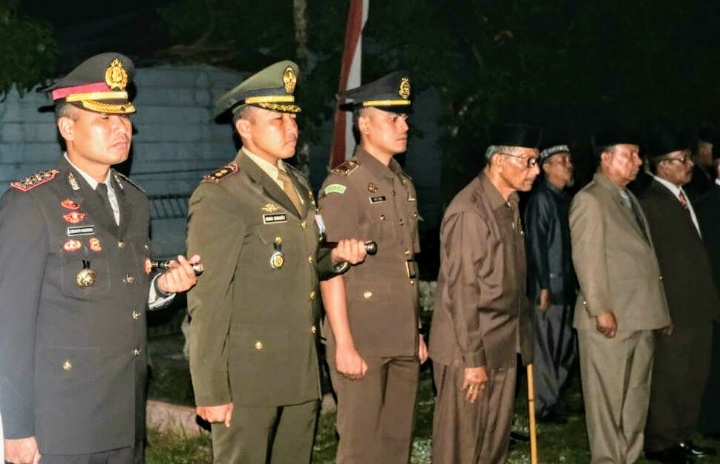 Peringati Hari Pahlawan, Polres Simeulue Gelar Apel Kehormatan Dan Renungan Suci Di TMP