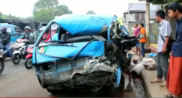 Ringsek, Angkot di Bogor Seruduk Truk