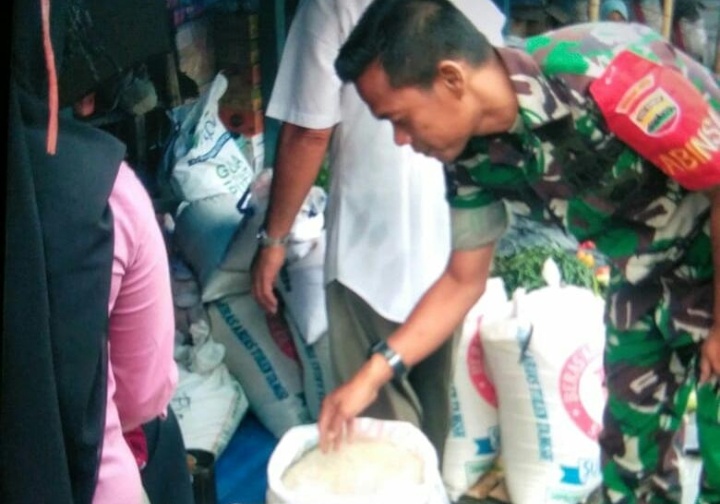 Jelang Imlek, Babinsa Koramil 15/MS Pantau Harga Sembako di Pasar Muara Sipongi