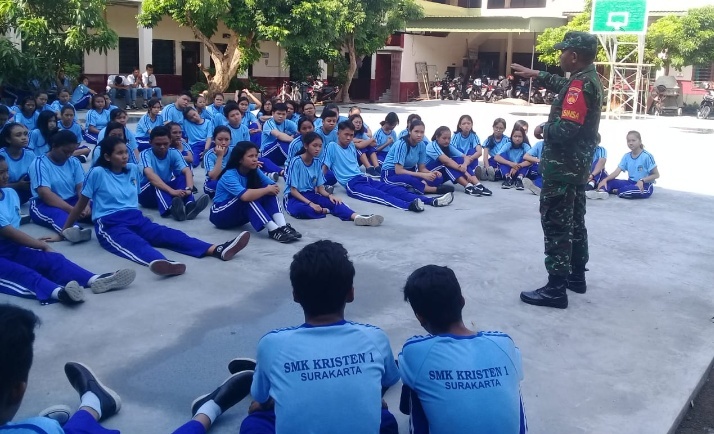 Babinsa kelurahan Tegal Harjo melatih PBB Siswa-siswi SMK Kristen 1 Surakarta