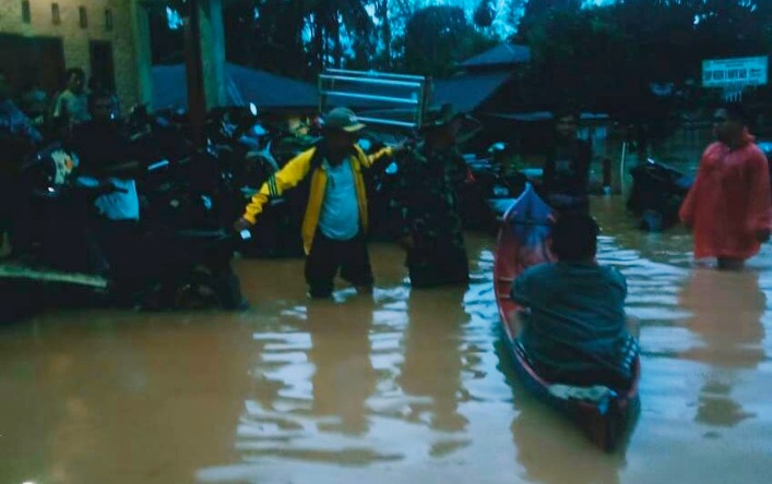 Babinsa Koramil 16/Batang Natal Tanggap Bencana Banjir