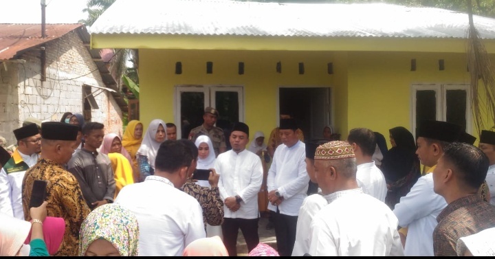 H.Andi Suhaimi Dalimunthe Serahkan Kunci Rumah Bedah