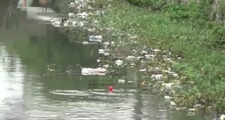 Setu Tlajung Udik Dipenuhi Sampah dan Tercemar