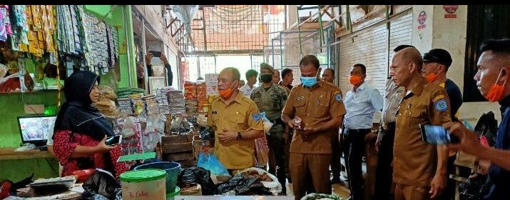 Bupati Labuhanbatu Turun Ke Pasar Untuk Mengecek Ketersediaan Sembako dan Harga