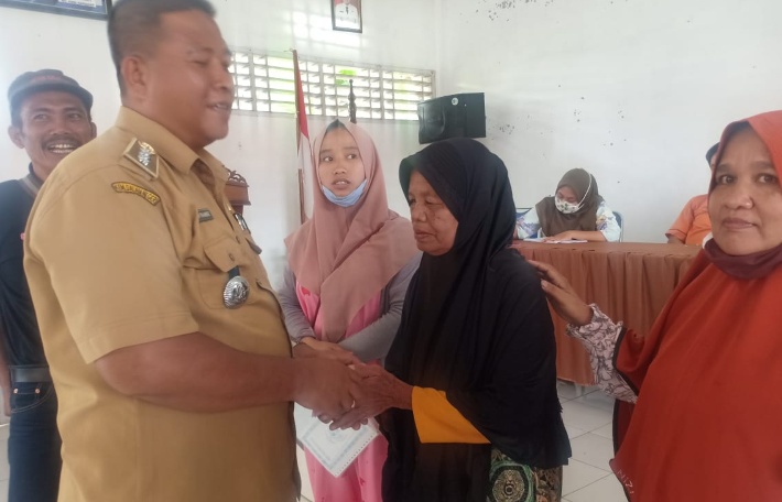 Secara Simbolis, Camat Rantau Selatan Serahkan BST Tahap III