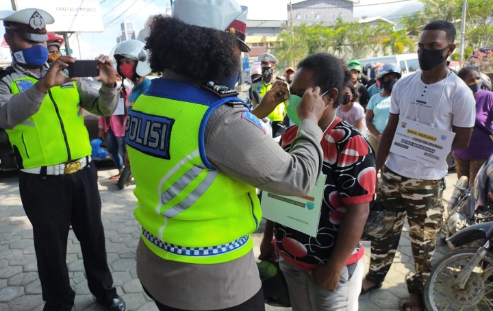 Polres Jayapura terapkan Sangsi Sosial Diberikan Bagi Pengendara Yang Melanggar di Sentani