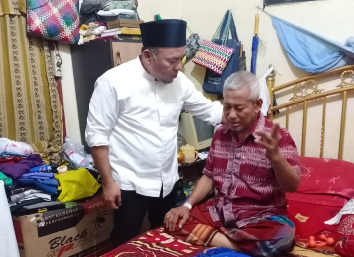 Bupati Labuhanbatu Jenguk Imam Mesjid Baitul Muhsinin