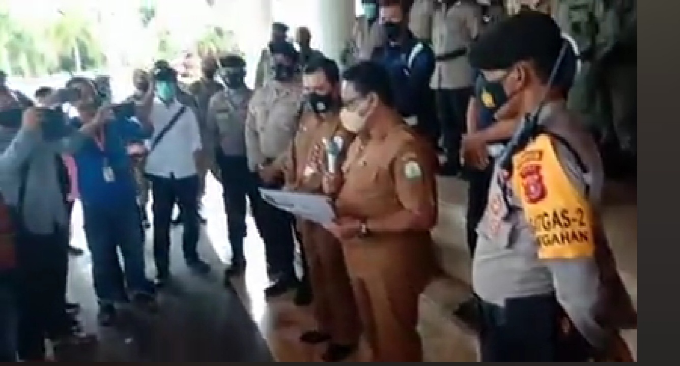 Ormas GEMPAR dan Mahasiswa Simeulue Tuntut Kepastian Hukum dan Putar Video Amoral di Kantor Gubernur Aceh.