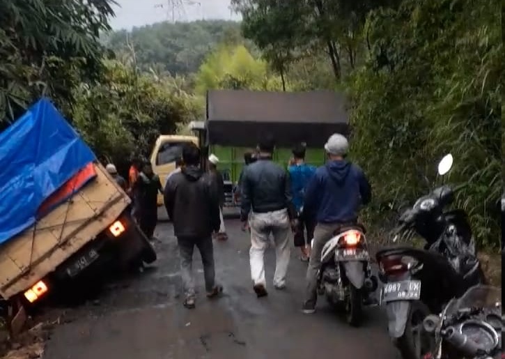 Truk Pengangkut Bantuan Kemensos RI Terperosok ke Galian jalan di Gobang