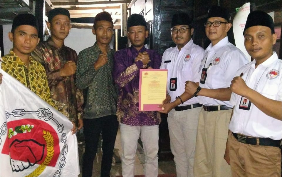 Ketum KOMANDO HAM Serahkan SK Kepengurusan DPC Kecamatan Kemiri