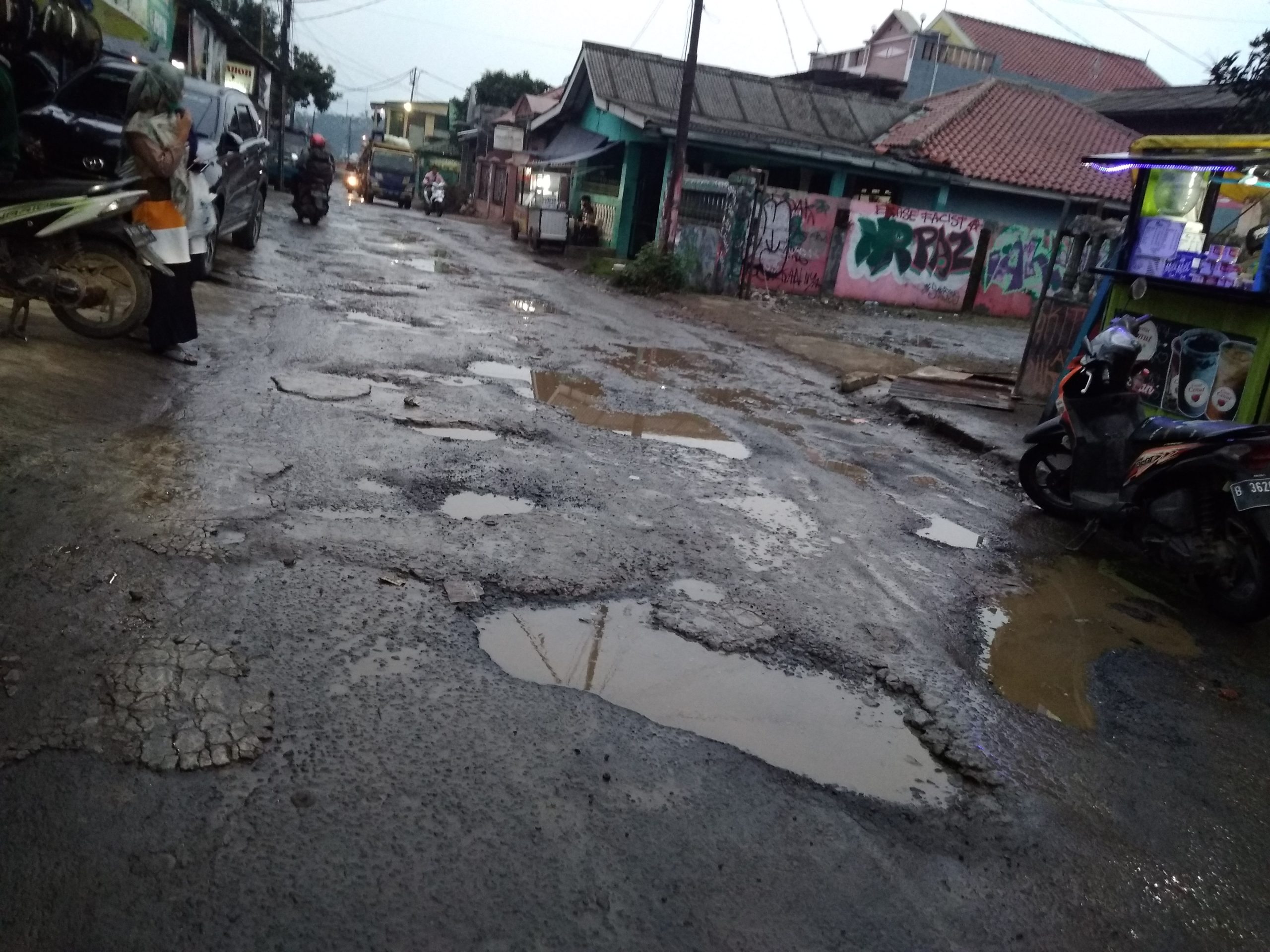 Jalan Jembatan Hitam Cijujung Mulai Rusak, Warga Harapkan Pemerintah Untuk Segera Memperbaikinya