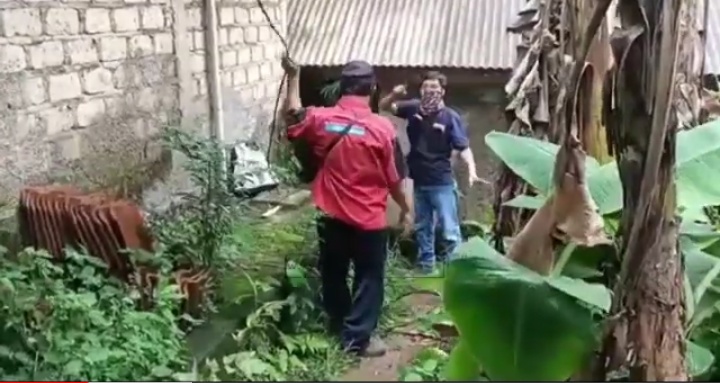 Setelah Viral Rumah Janda Tua Tidak Ada Aliran Listrik, PLN Leuwiliang Bogor Berikan Sambungan Listrik Gratis