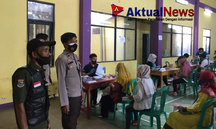 Bhabinkamtibmas dan Babinsa desa Pasanggrahan Kecamatan Solear Pantau Penyaluran BST Tahap 2 Kemensos RI