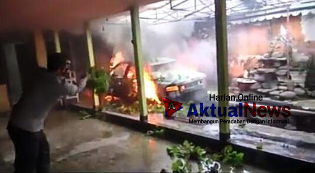 Akibat Bakar Sampah ,1 Unit Mobil Terbakar