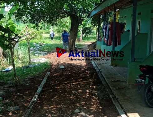 Pembangunan Paving Blok Kampung Cisalak Rt 02/03 Desa Cirendeu Kecamatan Solear Diduga Dibangun di Lahan Warga