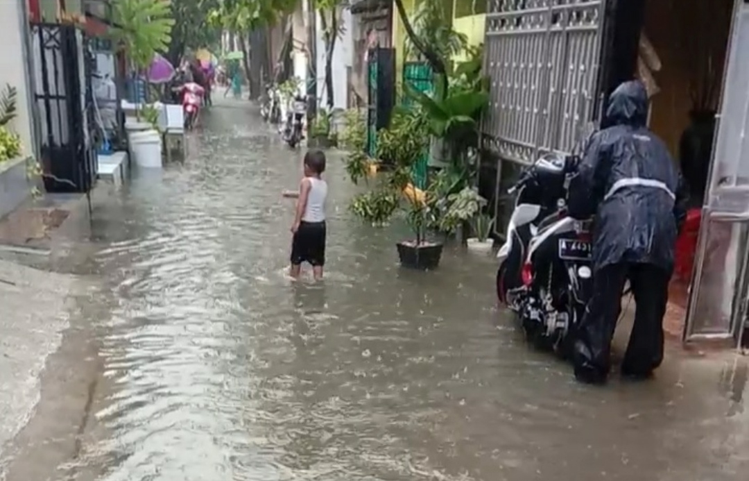 Beginilah Saat Hujan Lebat, Sering Mengakibatkan Terjadinya Genangan Air di Perumahan Graha Mitra Citra ( GMC)