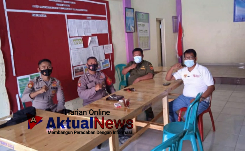 Aiptu Al Taefur, Anggota Polsek Cisoka Melakukan Giat PPKM Darurat, di Desa Pasanggrahan kecamatan Solear kabu