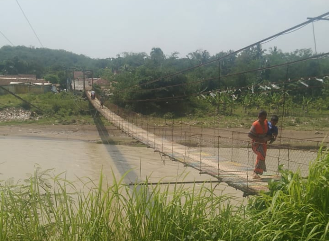 Beginilah Kondisi Jembatan Gantung di Desa Calungbungur Kondisinya Sangat Mengkhawatirkan