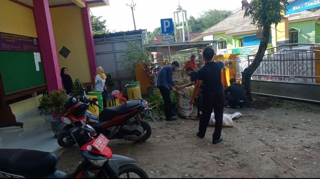 Jum’at Bersih Bersama Sekdes dan Staf Desa Pasanggrahan Solear