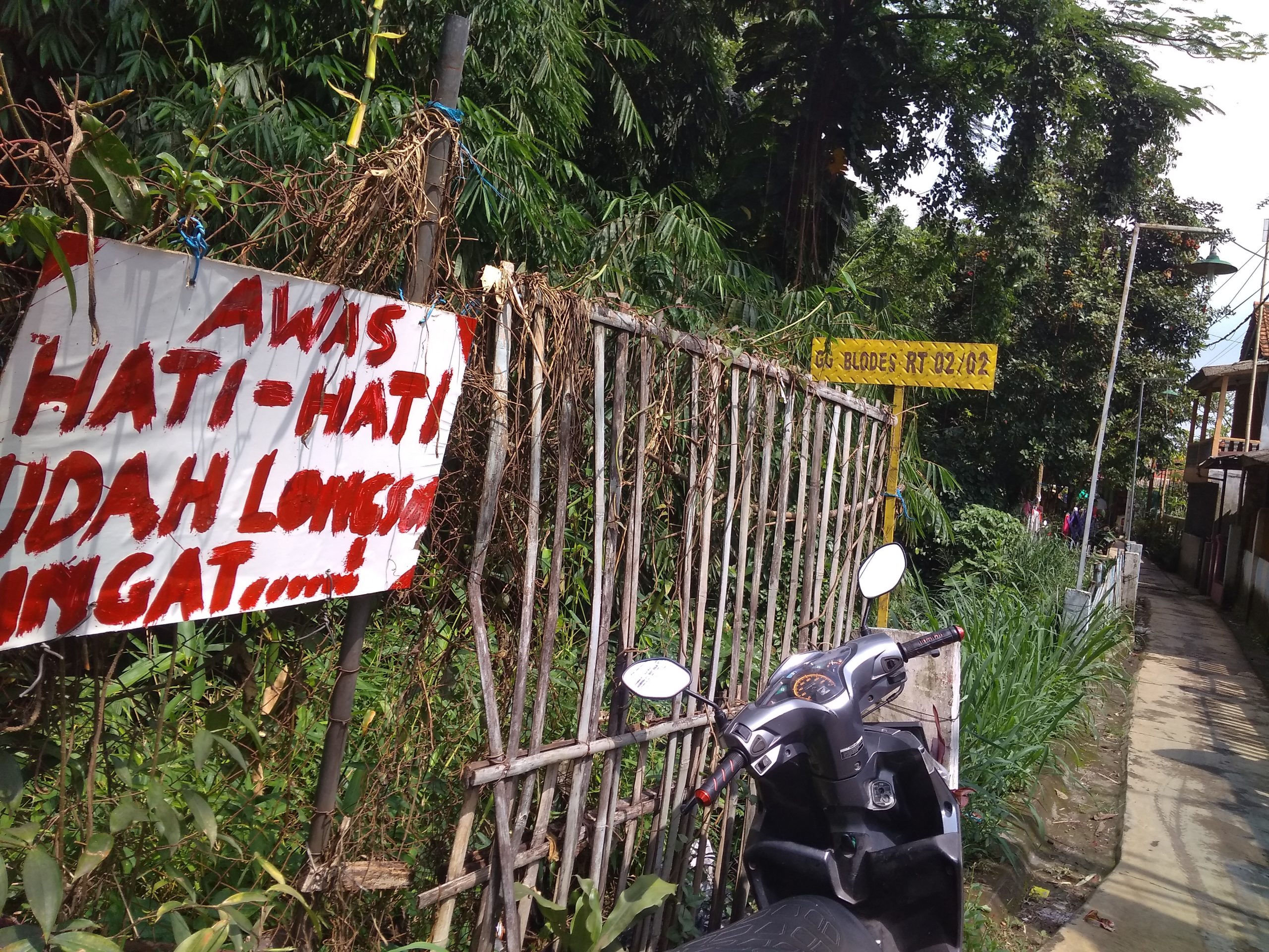 Sudah Satu Tahun Lebih Tebing di Pinggir Kali Gang Blodes Longsor, Warga Berharap Pemerintah untuk Segera Memp