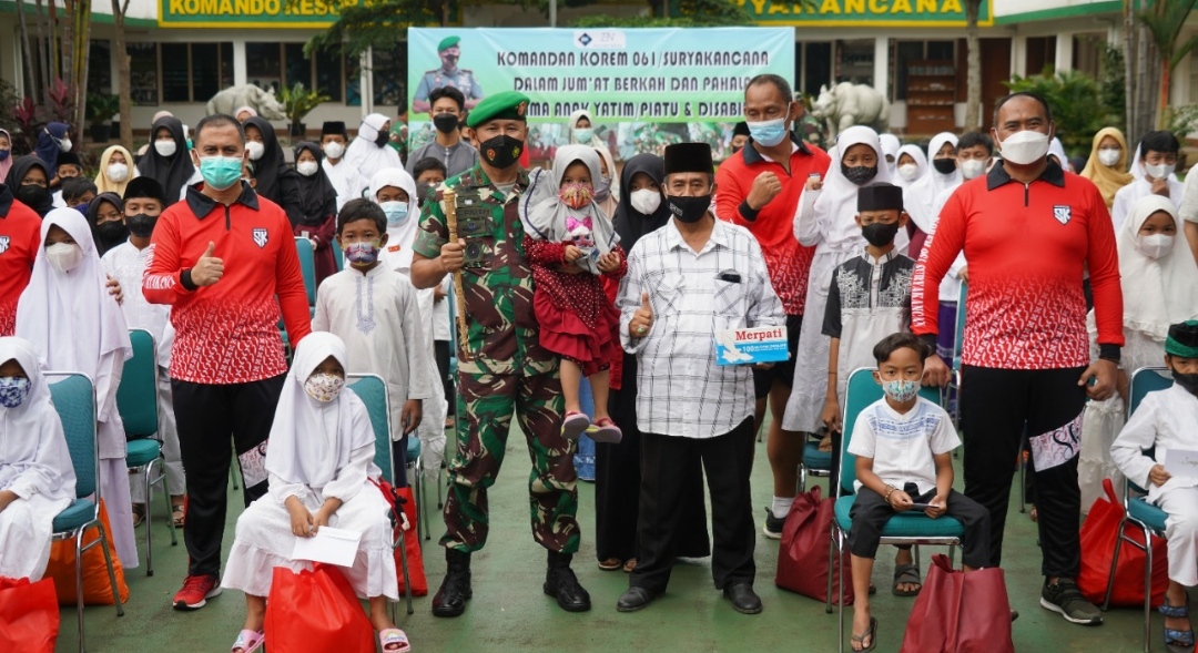 Jelang Pergantian Tahun 2022, Korem 061/SK Berikan 100 Santunan Anak Yatim