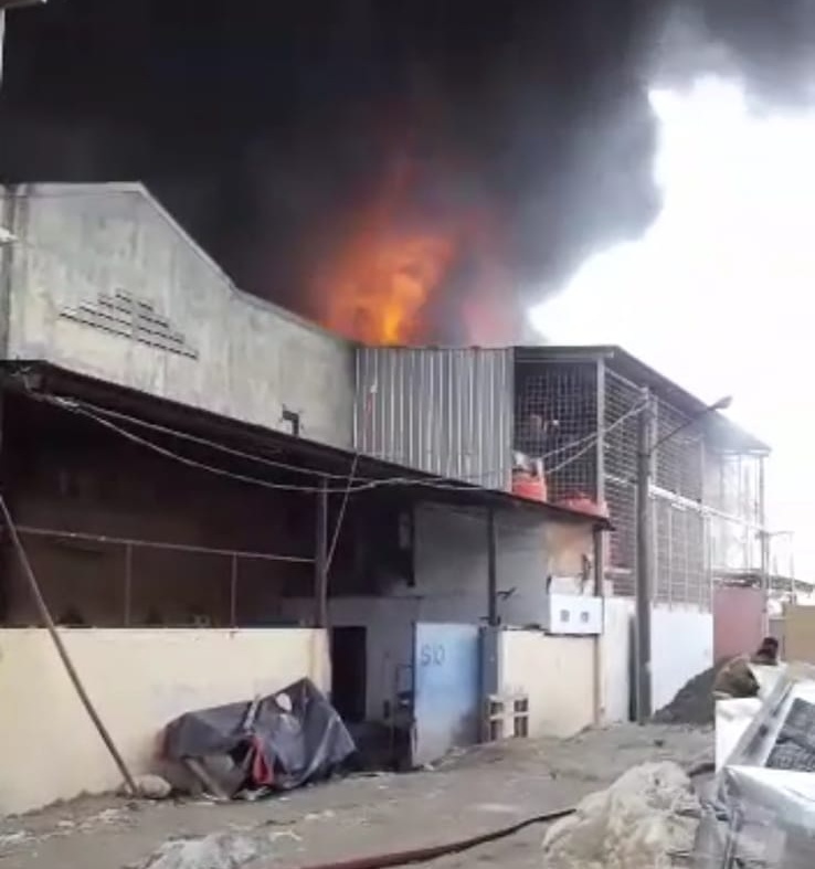 Kebakaran Hebat di Pergudangan Pabrik Ember Pantai Indah Dadap Kosambi Tangerang