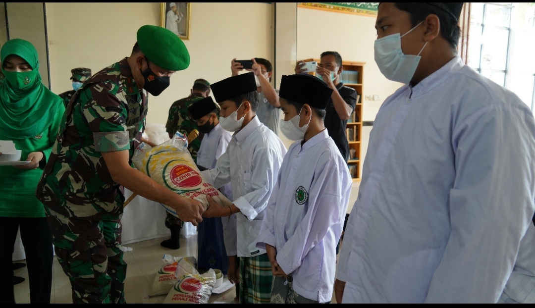 Danrem 061/SK Berikan Bantuan Kepada 300 Santri di Pondok Pesantren As-Salaffiah Al-Karimah