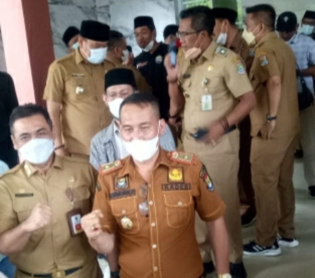 Waduh… Setelah Konferensi Pers, Beredar Video Yang Diduga Ada Bagi-bagi Amplop, Di Dinas Pemdes Kab, Tan