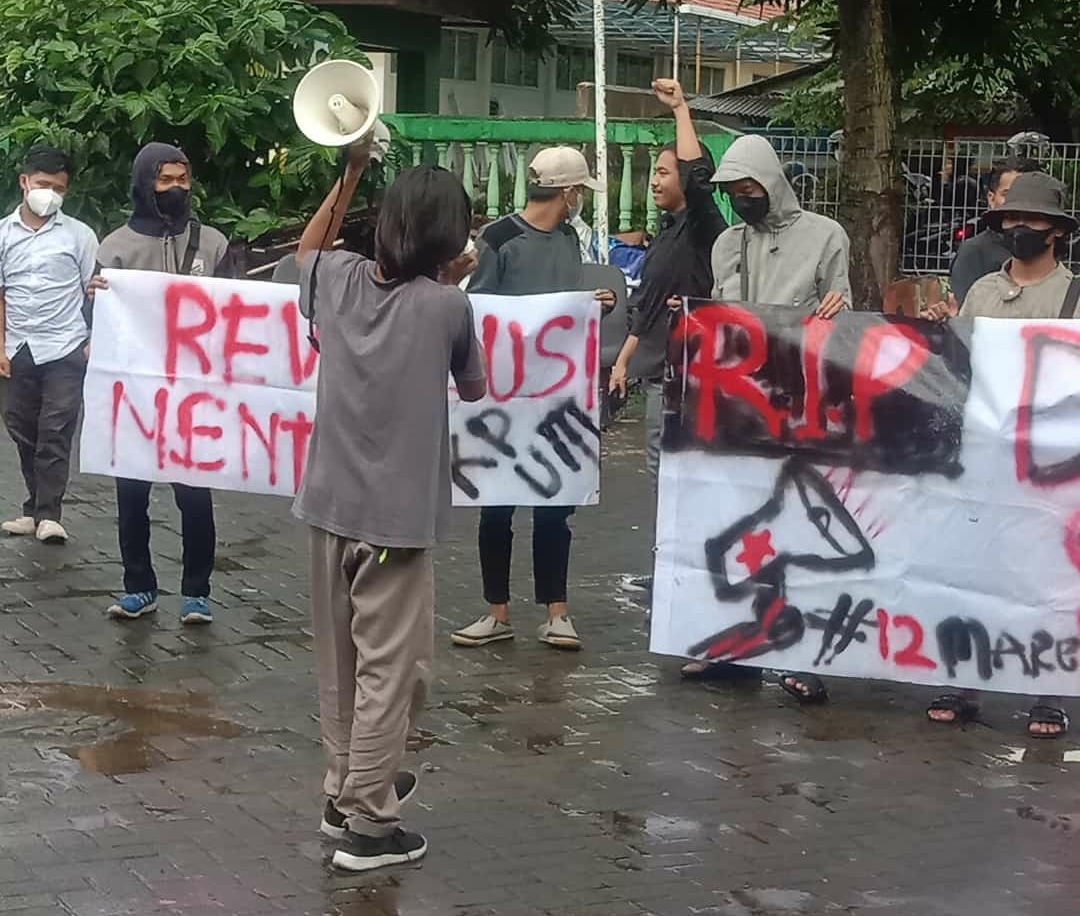 Mahasiswa dan Unit Kegiatan Mahasiswa (UKM) menggelar aksi untuk menegakkan Demokrasi kampus