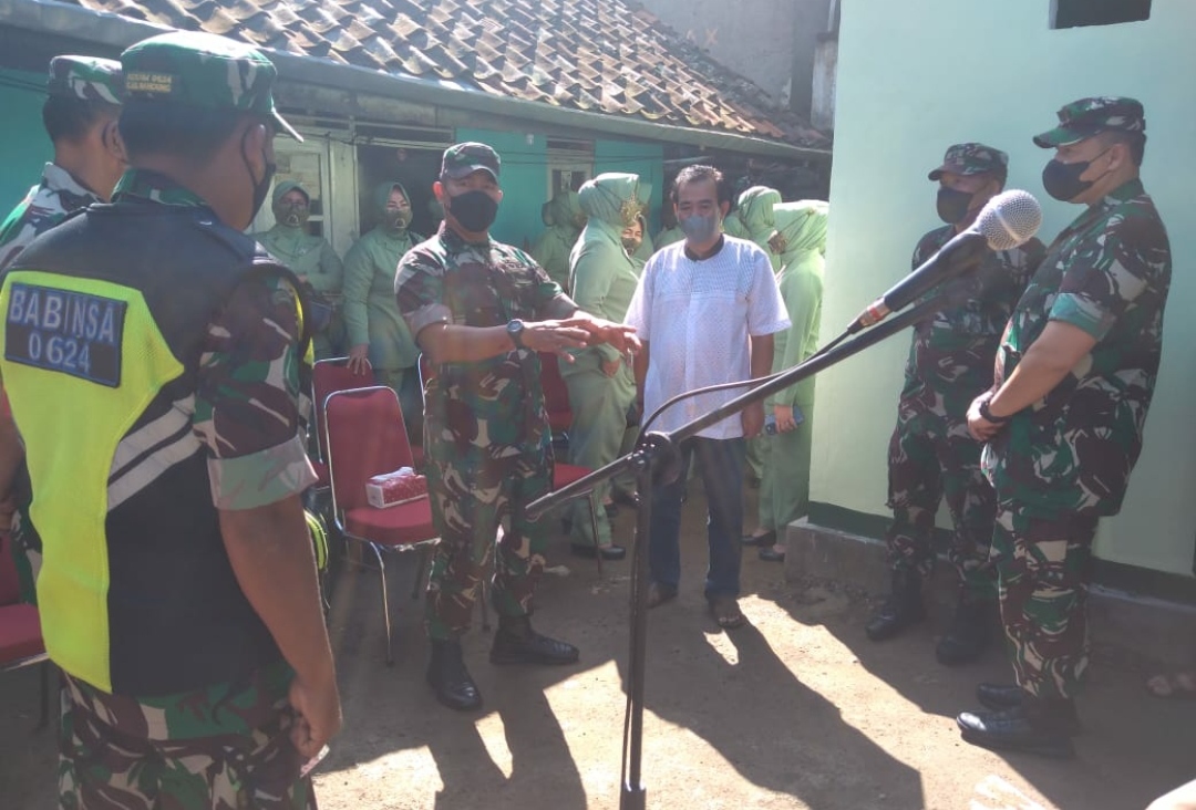 Kolonel Inf Lukman Hakim menghadiri peresmian rumah salah seorang warga yang masuk dalam program bedah rumah d