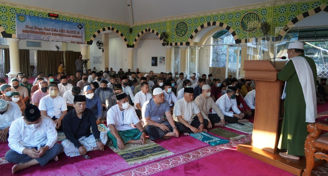 Danrem 061/SK Mengikuti Sholat Idul Adha Bersama 150 Anggota dan Keluarga di Jalan Merdeka