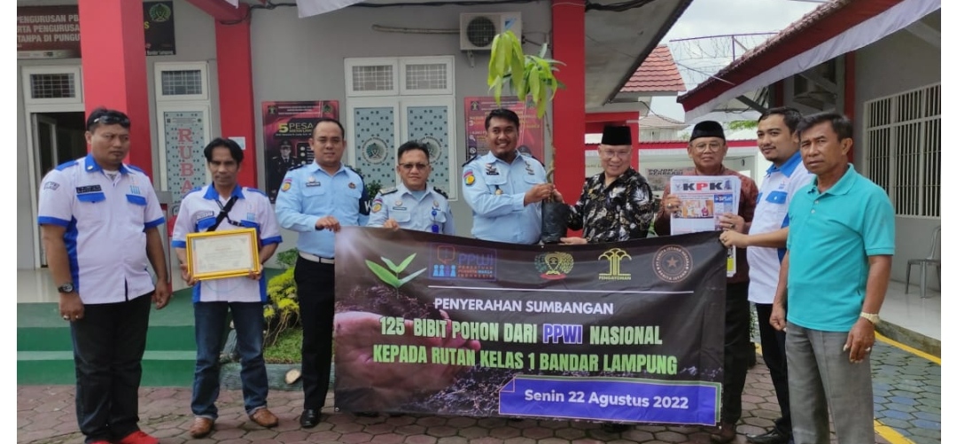 Ketum PPWI Silaturahmi dan Serahkan 125 Bibit Pohon ke Rutan Kelas 1 Way Hui Bandar Lampung