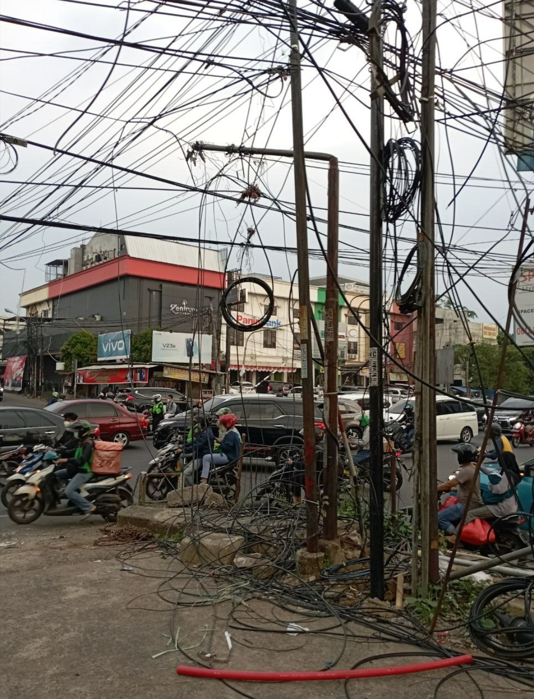 Diduga Tersangkut Kendaraan di Jalan Alternatif Cibubur Sejumlah Layanan Internet Mengalami Gangguan