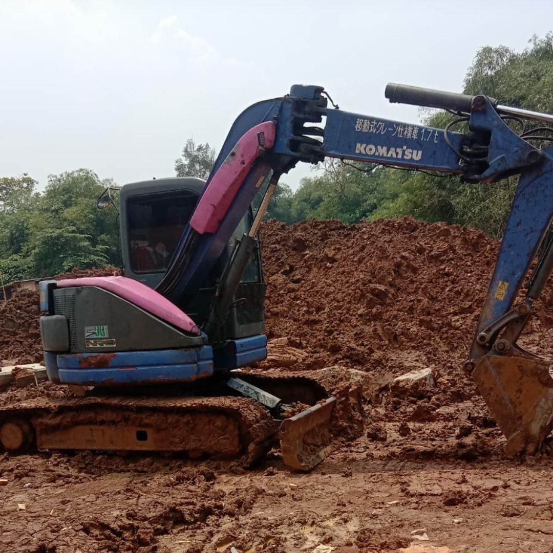 Alat Berat Excavator Pembangunan Sekolah SMKN Cikupa Diduga Mengunakan Bahan Bakar Jenis Solar Bersubsidi