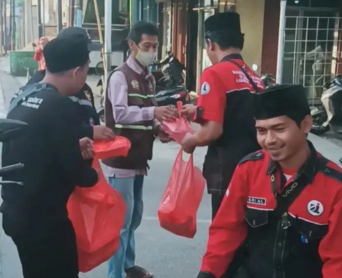 Peringati Hari Jadinya yang Ke-3 Tahun, Badan Pengurus Kelompok Ormas Oi Lemah Abang Gelar Bakti Sosial Berbag