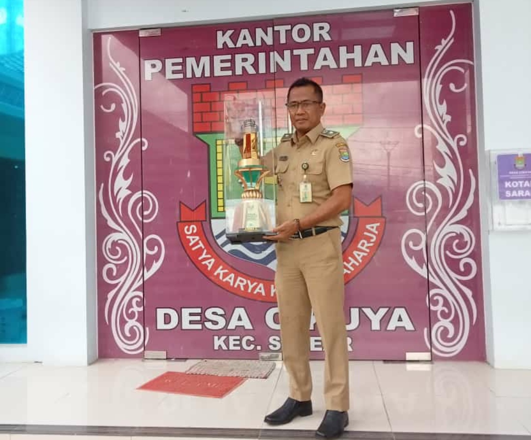 PJ Gubernur Banten Menyerahkan Piagam Penghargaan dan Trofi Juara Lomba Desa Tingkat Province Banten Tahun 202