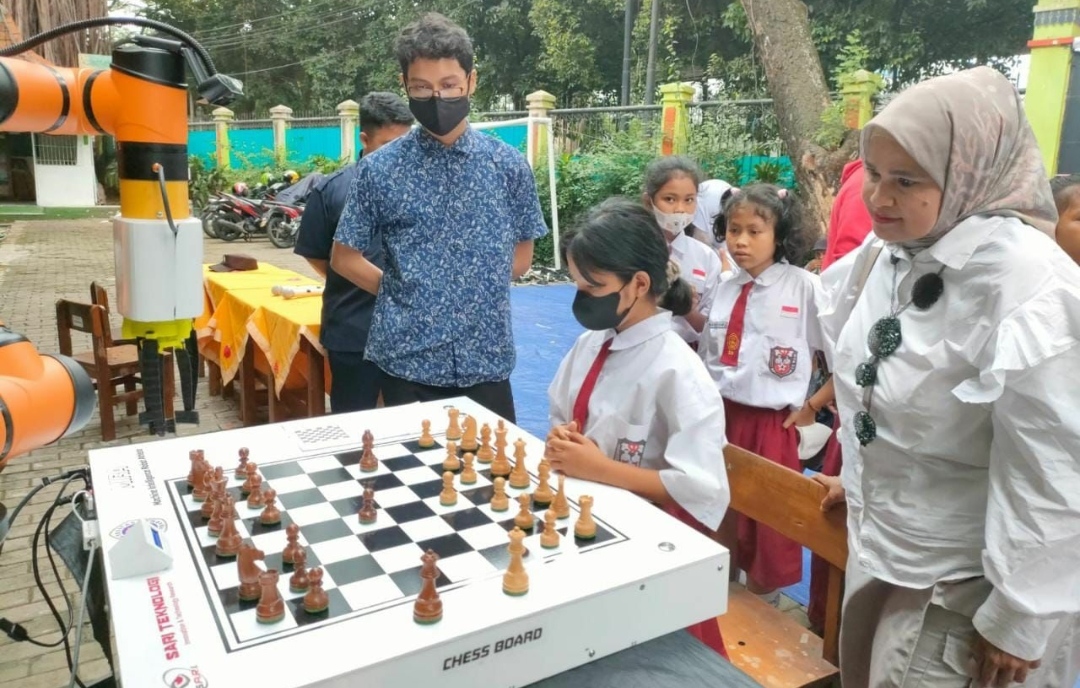 Anak Indonesia Ciptakan Robot Catur MIRA Penantang Grand Master