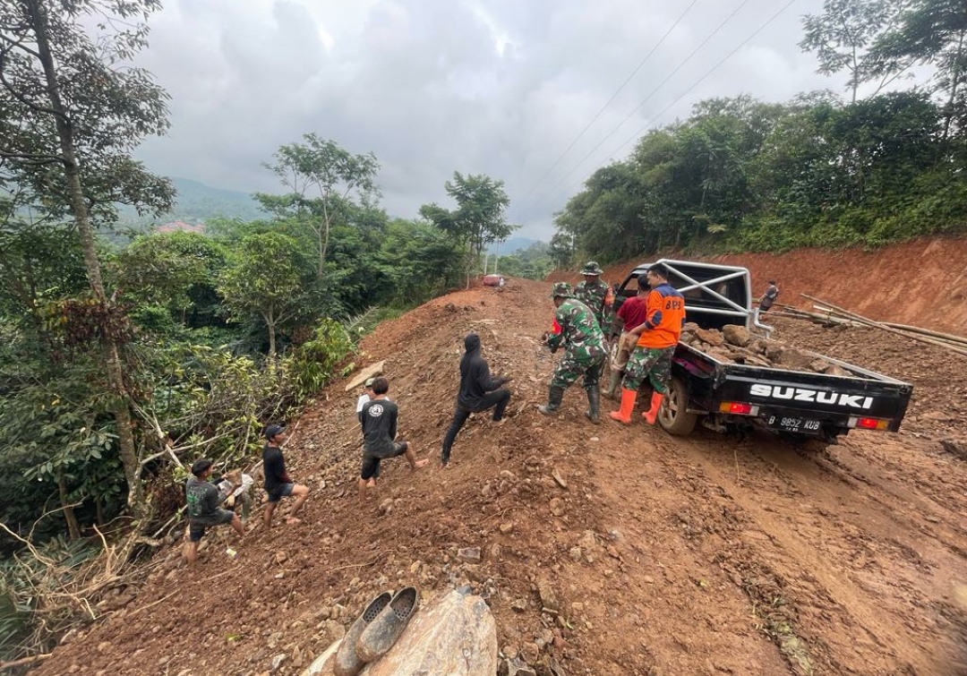 Memasuki Hari Ke 8 Pelaksanaan TMMD  Ke 115 di Cigudeg Dilaksaknakan Beberapa Pekerjaan Secara Bertahap Yang D