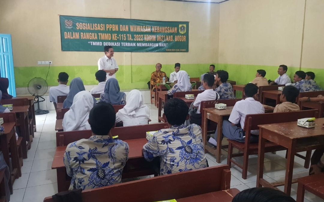 Masih Dalam Pelaksanaan TMMD, Serma Sopur Menyampaikan Motivasi Kepada Seluruh Siswa Yang Hadir