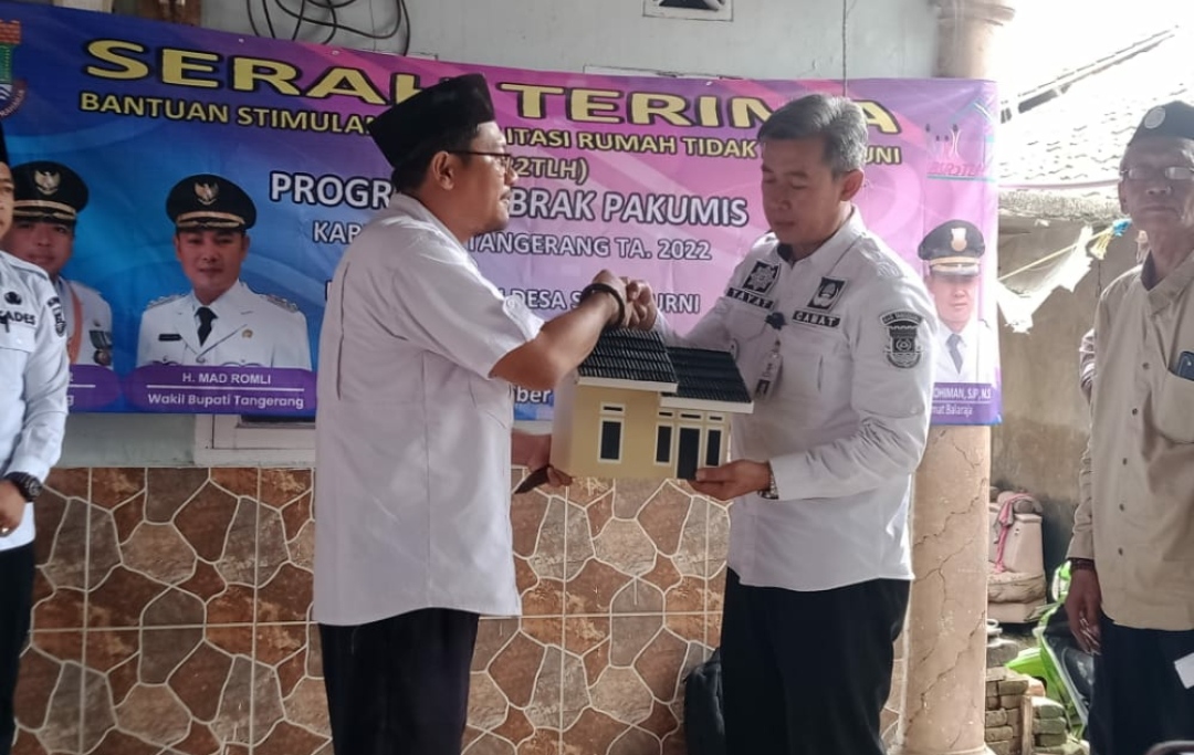 Kadis Perkim Kabupaten Tangerang ucapkan selamat kepada Penerima manfaat Program Gebrak Pakumis di Sukamurni B